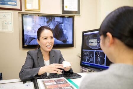 個室でカウンセリングを行う女性スタッフ
