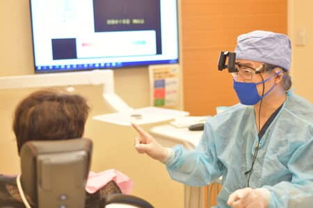 丁寧に説明を行う院長