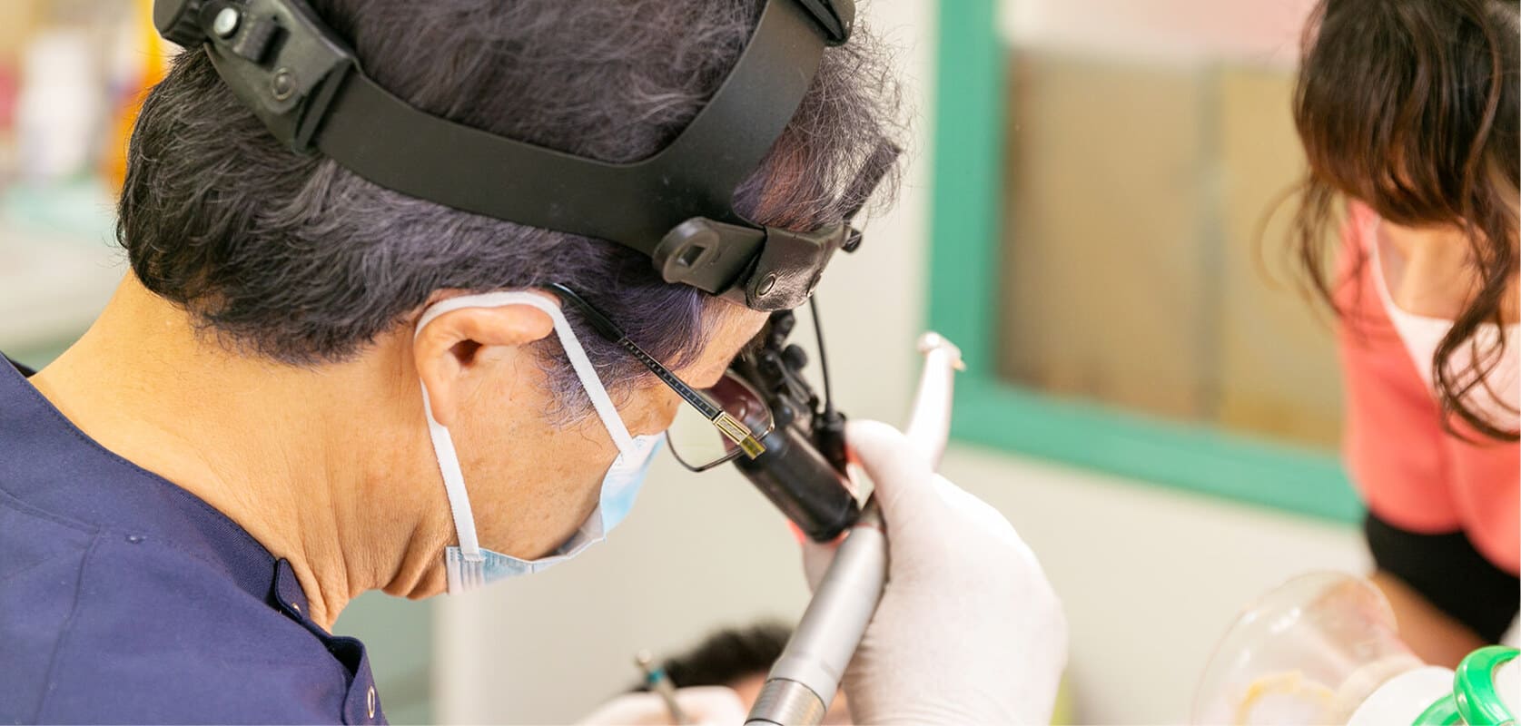 丁寧に説明を行う院長